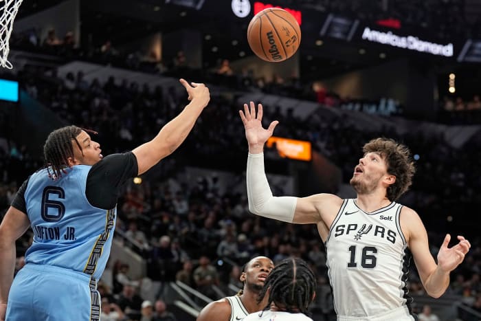 Memphis Grizzlies forward Kenneth Lofton Jr. (6) and San Antonio Spurs forward Cedi Osman (16) battle for a rebound during the second half at Frost Bank Center.